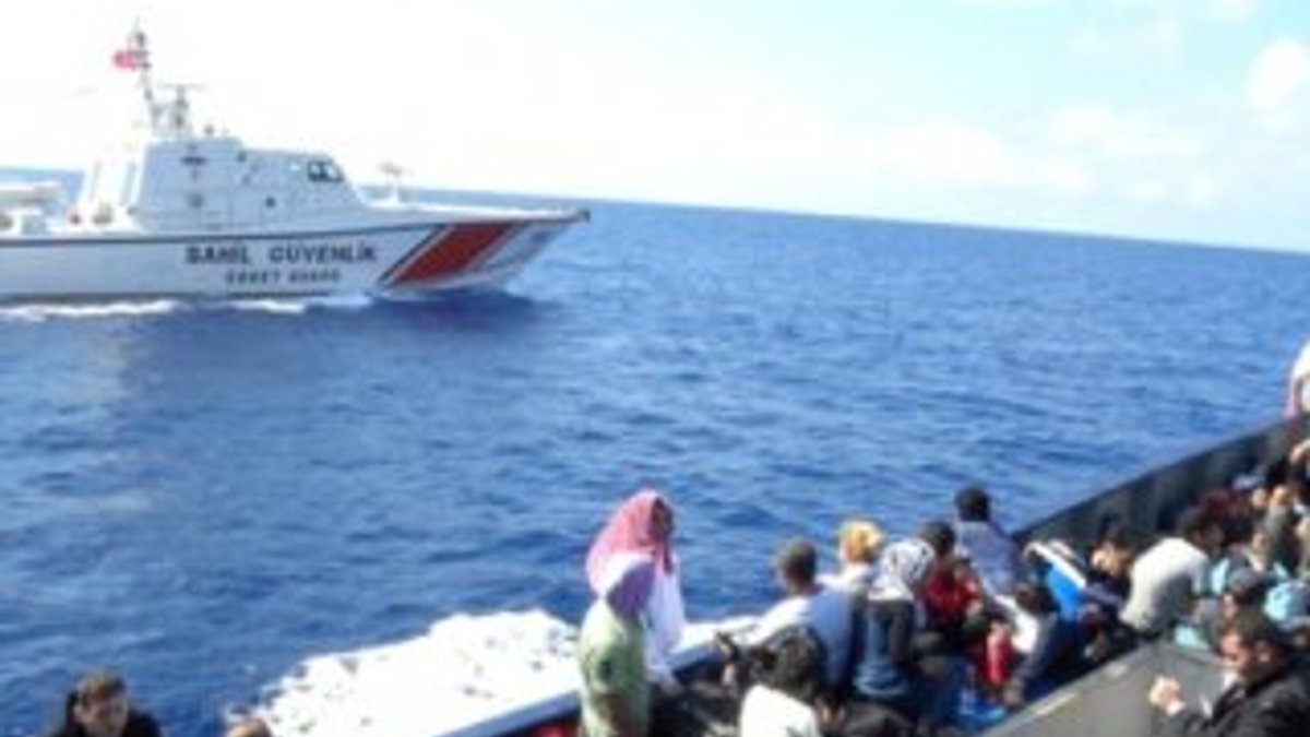 Denizde sürüklenen lastik bottaki 17 göçmen kurtarıldı