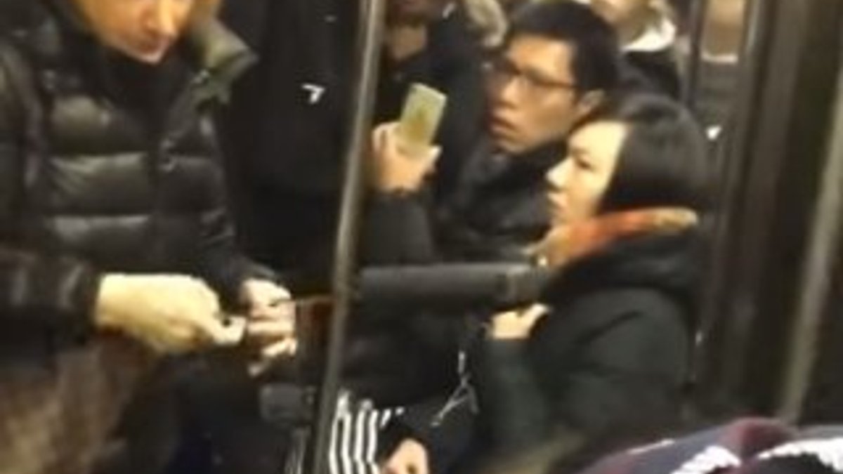 New York metrosunda bir kişi Çinli kadına saldırdı