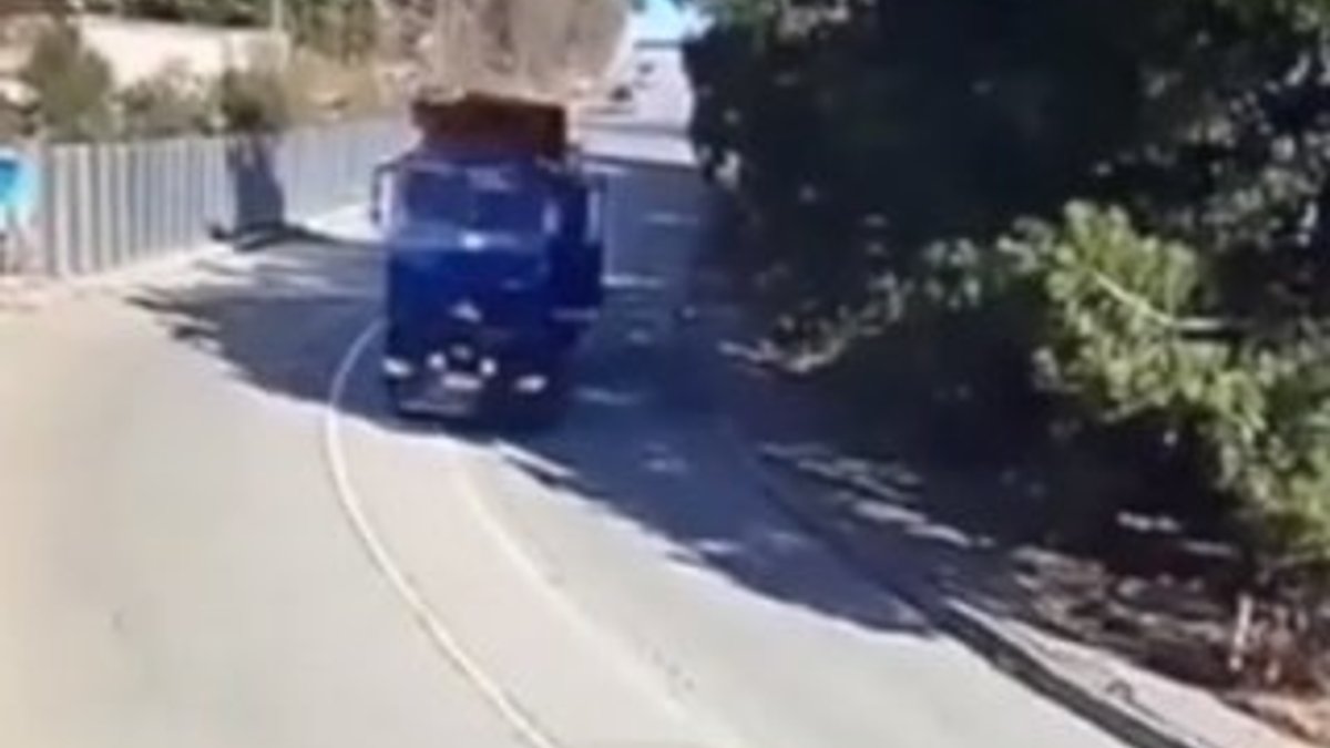 Kırım'da freni tutmayan kamyon su parkı üzerine uçtu