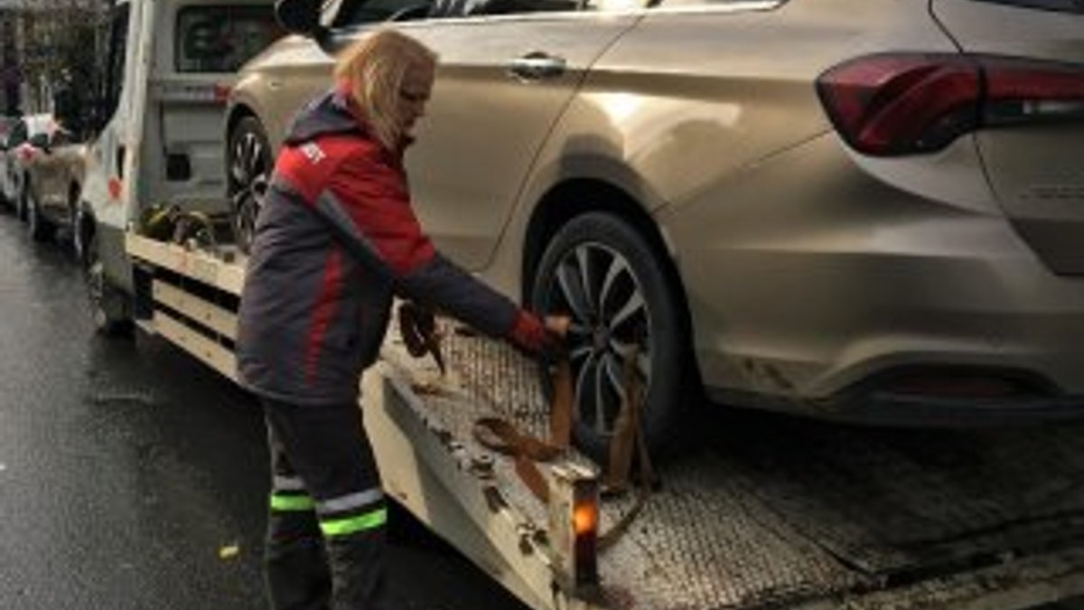 İstanbul'da yolda kalan araçları bir kadın kurtarıyor