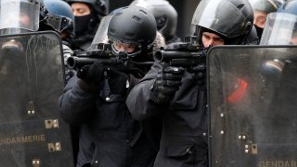 Fransa'daki gösterilerde 242 kişi gözaltına alındı