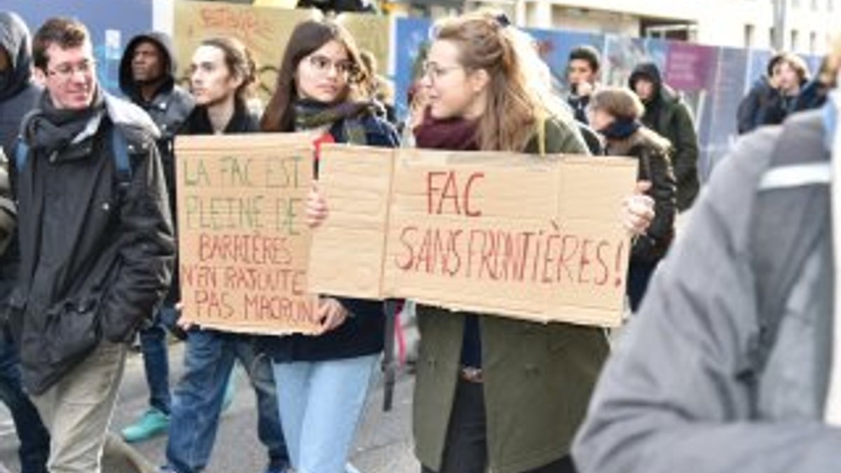 Paris'te lise öğrencileri yeniden sokaklarda