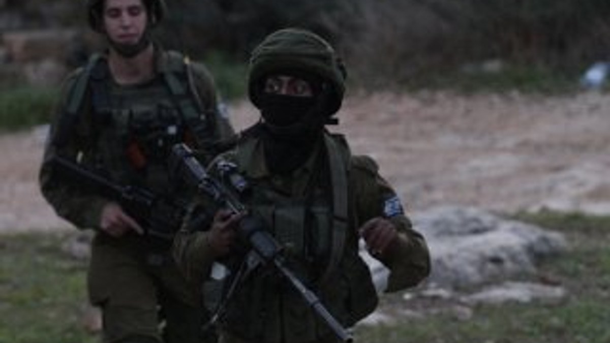 Baskın yapan İsrail askerleri Filistinlilere saldırdı