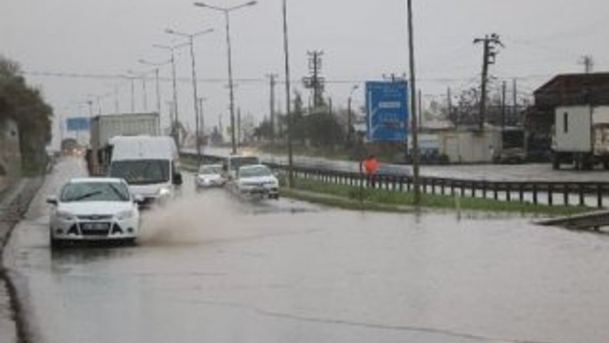 Sağanak yağış D-100 karayolunda ulaşımı olumsuz etkiledi