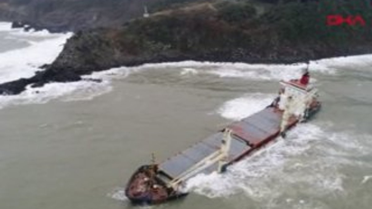 Şile'de dalgalarla boğuşan gemi görüntülendi