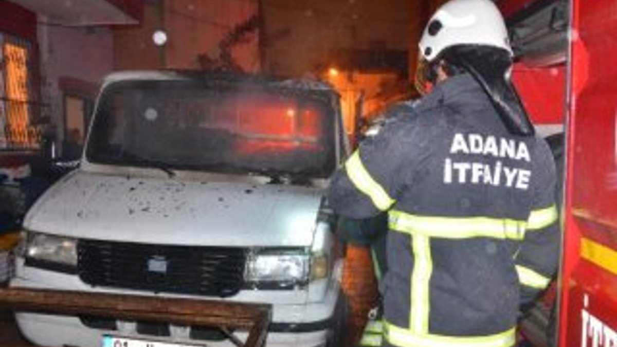 Adana'da park halindeki kamyonet yandı