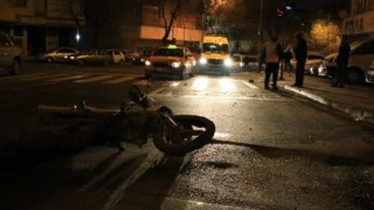 Ankara'da motor ile taksi çarpıştı