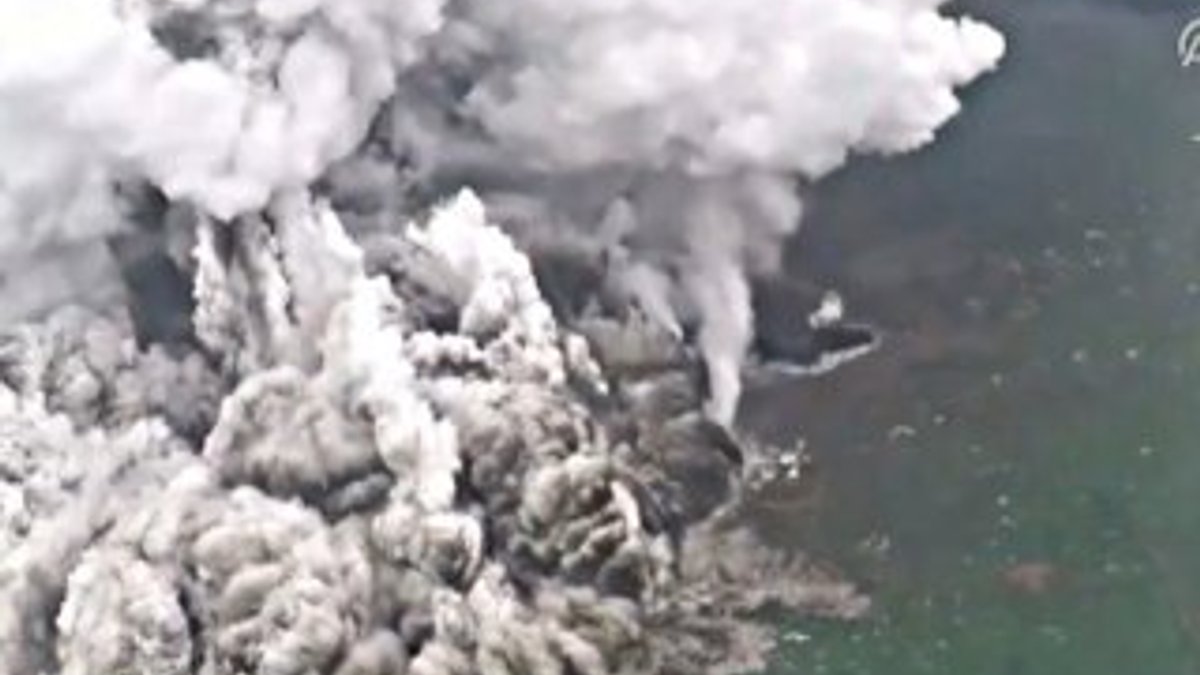 Tsunamiye neden olan yanardağ havadan görüntülendi