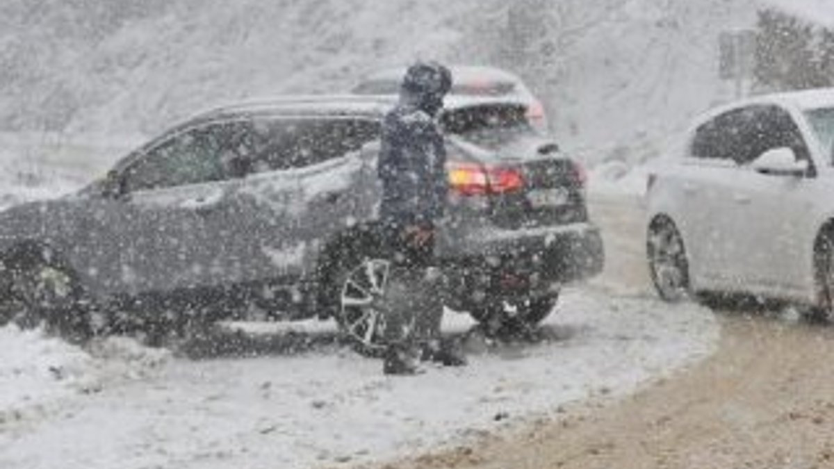 Uludağ yolunda kar nedeniyle araçlar yolda kaldı