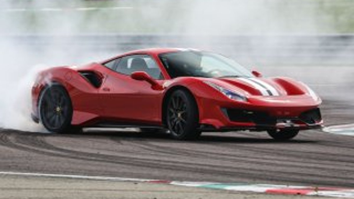 Yılın spor otomobili Ferrari seçildi