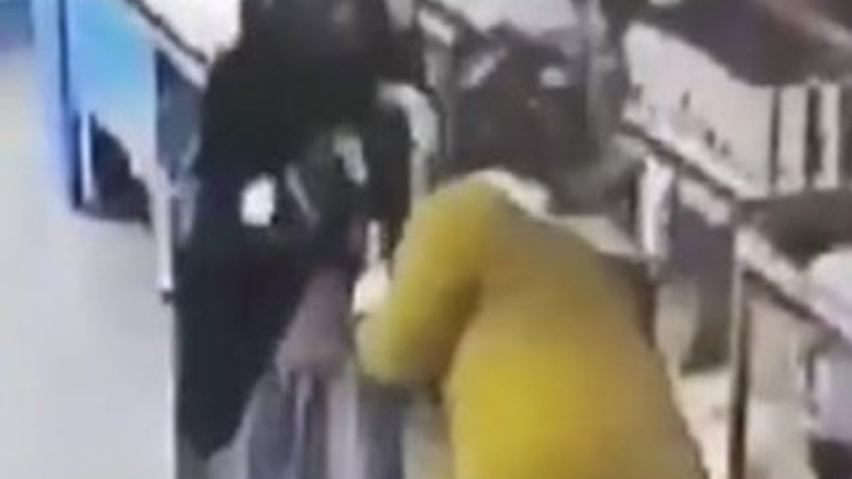 Marketi boks ringine dönüştüren iki kadın kamerada