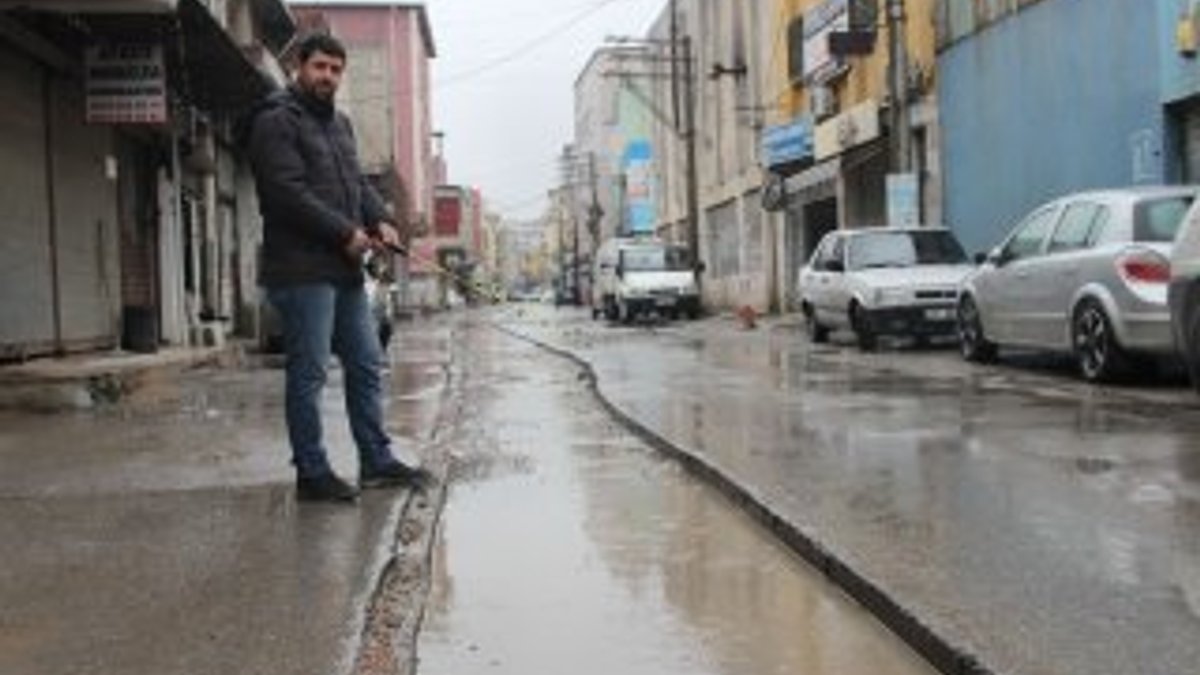 İzmir'de yolda biriken suda balık tutarak dalga geçti