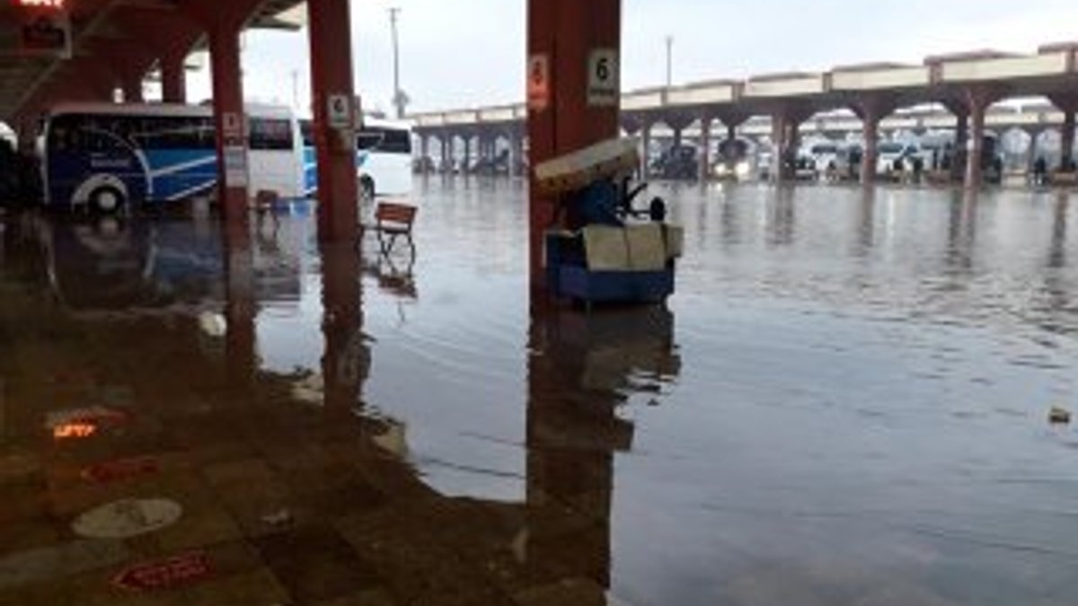 Adana'da otogarı su bastı