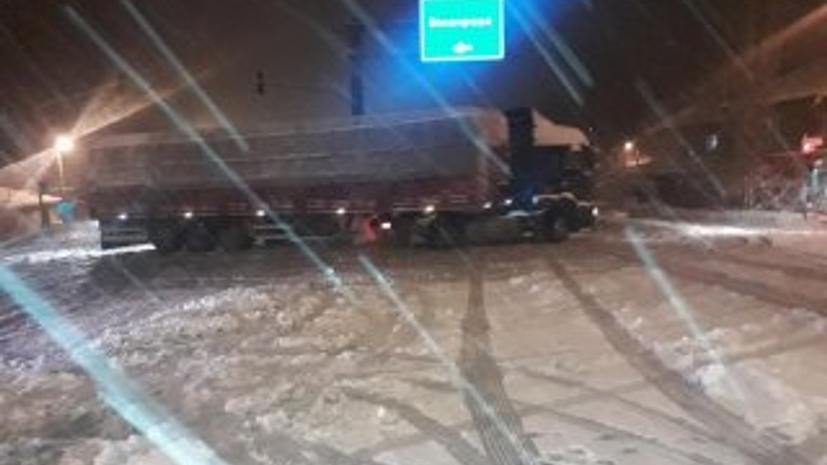 Konya'da yollar, kar yağışı nedeniyle kapalı