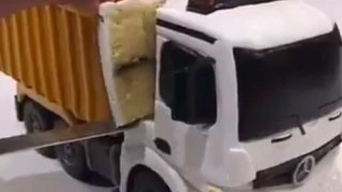Uzaktan kumandalı kamyon şeklinde pasta