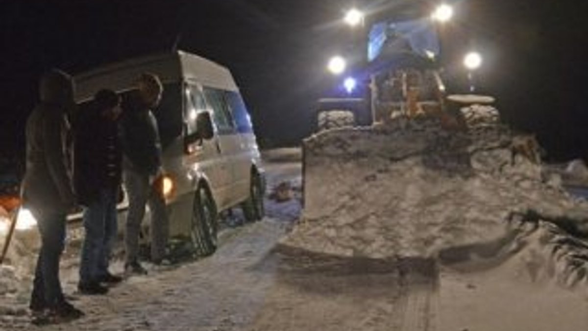 Kara saplanan minibüsteki 6 yolcu kurtarıldı