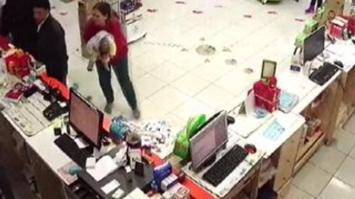 Eczacı hayat kurtarırken hırsız dükkanı soydu