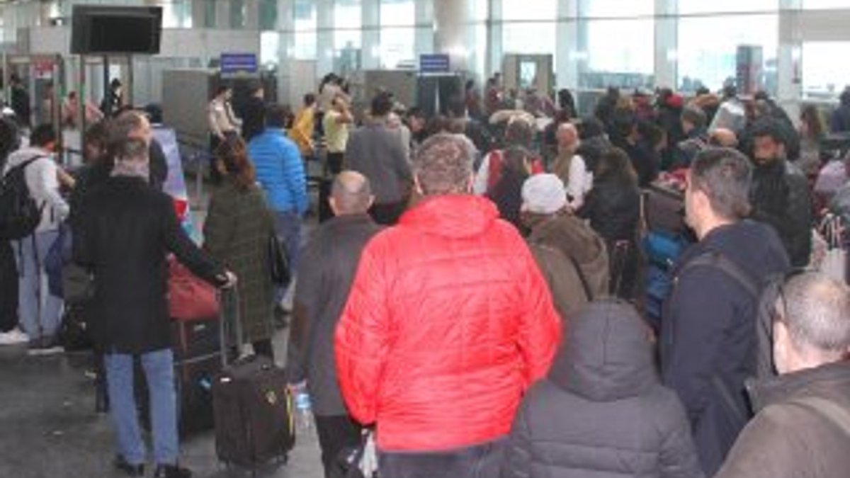 Atatürk Havalimanı'nda tatil dönüşü yoğunluğu