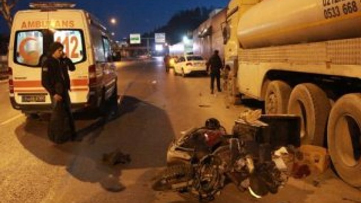 İstanbul'da motosikletli kurye, yakıt tankerine çarptı