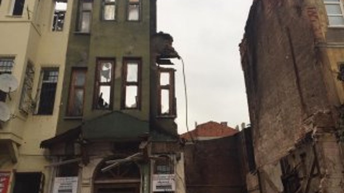 İstanbul Yedikule'de bina çöktü