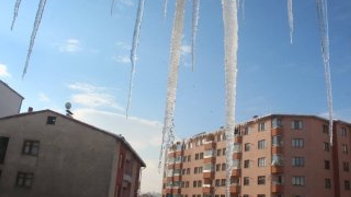 Erzurum'da 1.5 metrelik dev buz sarkıtları