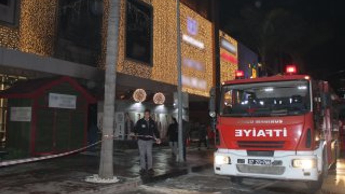 Antalya’da AVM önünde yangın