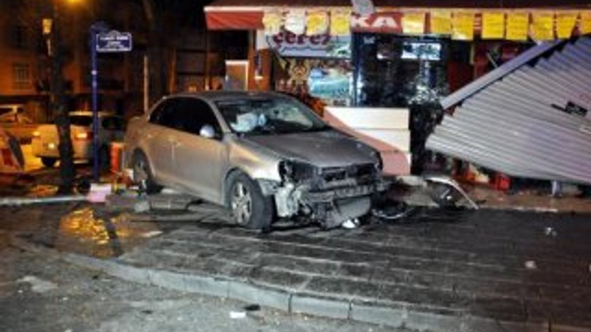 Ankara'da arabayla 2 dükkana çarpan sürücü kaçtı
