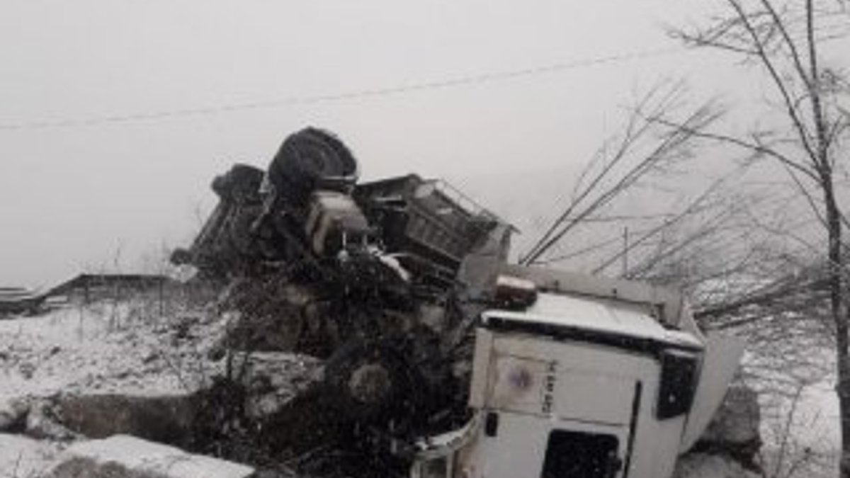 Karda kayan kamyon devrildi, sürücü yaralandı
