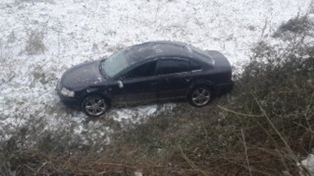 Sürücü buzlu zemin yüzünden şarampole yuvarlandı