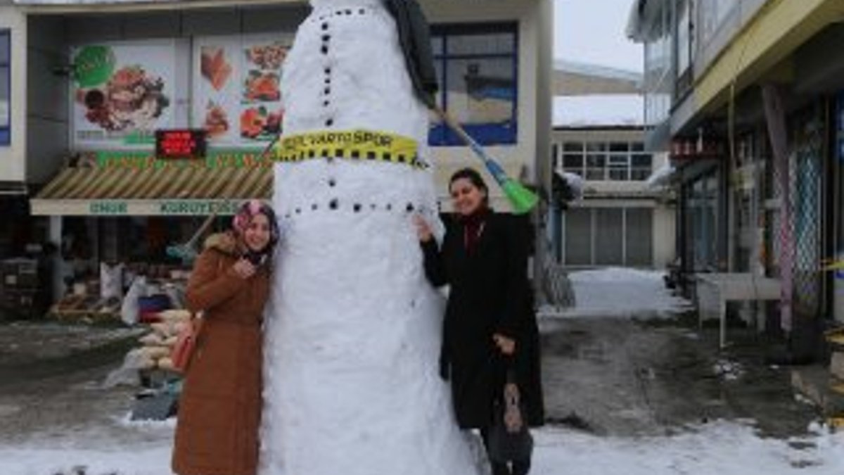 Müşteri olmayınca esnaf 3 metrelik kardan adam yaptı
