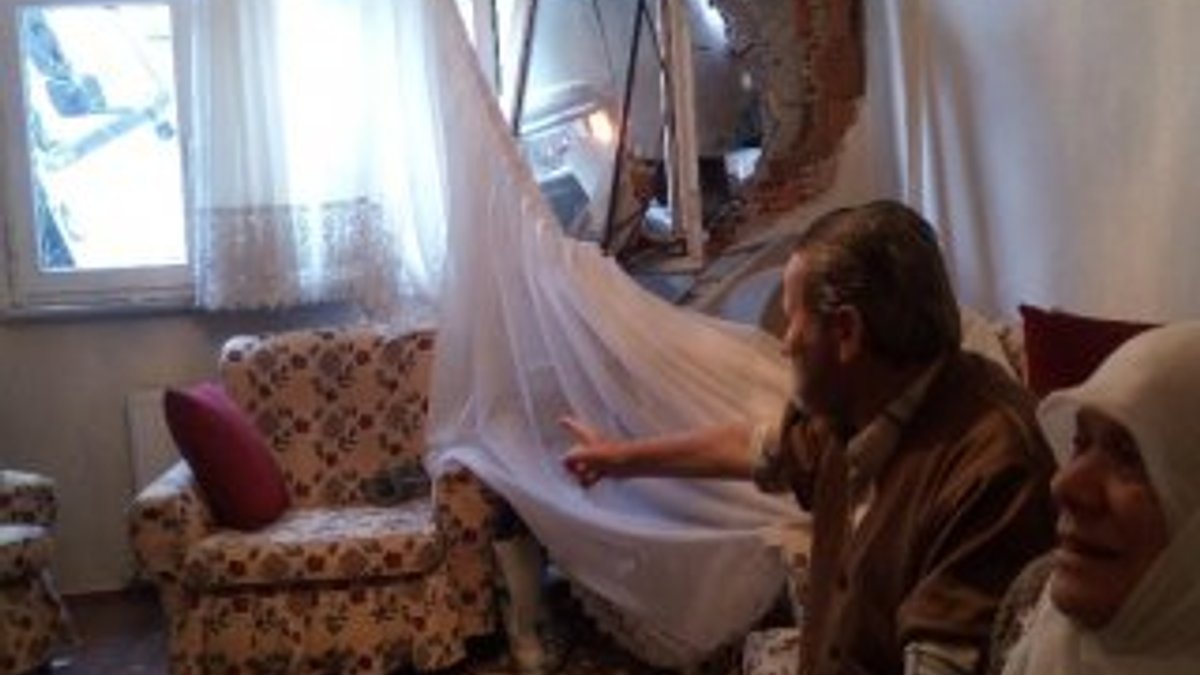 İstanbul'da kamyonet yaşlı çiftin evine girdi