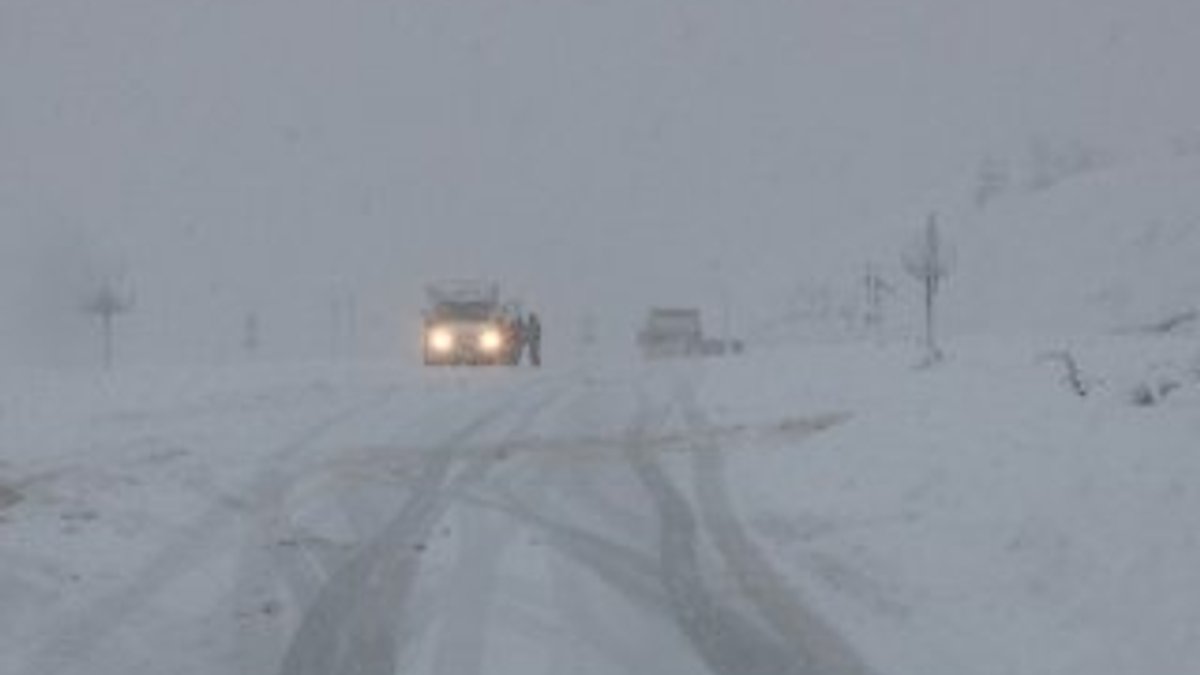 Kar yağışı için önlem almayan sürücüler yolda ilerleyemedi