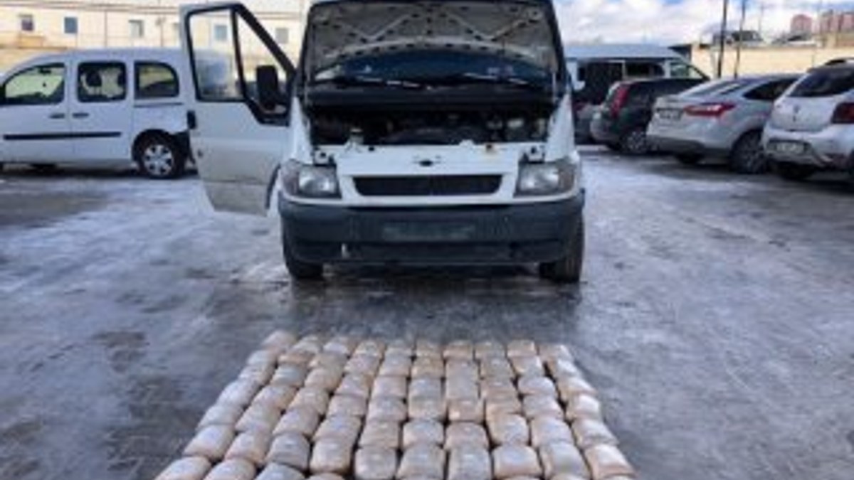 Van’da bir minibüste 73 kilo toz esrar ele geçirildi