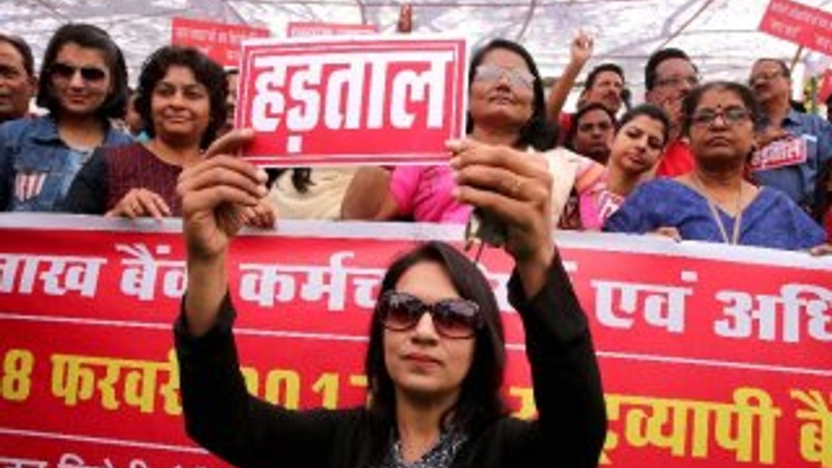 Hindistan'da çalışanlar grevde
