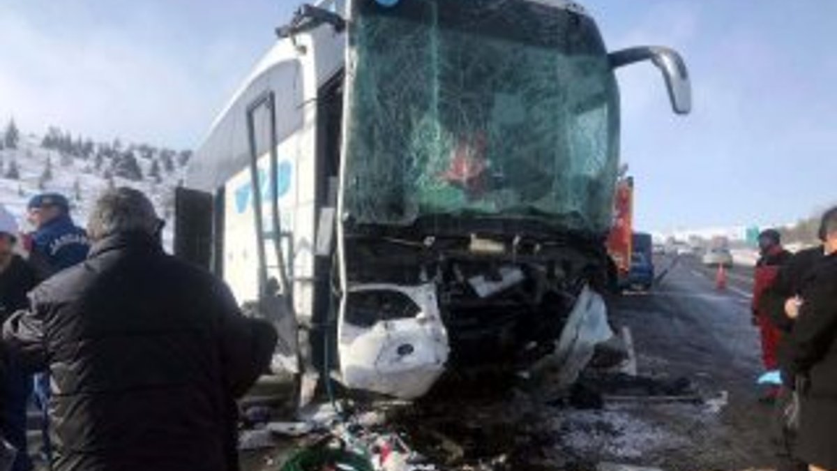Ankara'da otobüs tıra çarptı: 1 ölü 8 yaralı