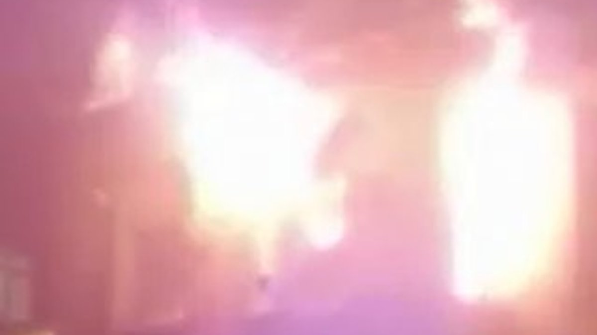 Beyoğlu'nda yangın: 4 kişi son anda kurtuldu