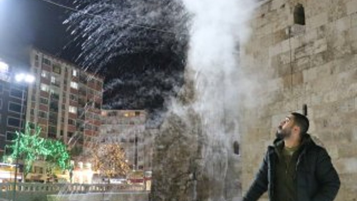 Sivas'ta soğuk hava kaynar suyu dondurdu