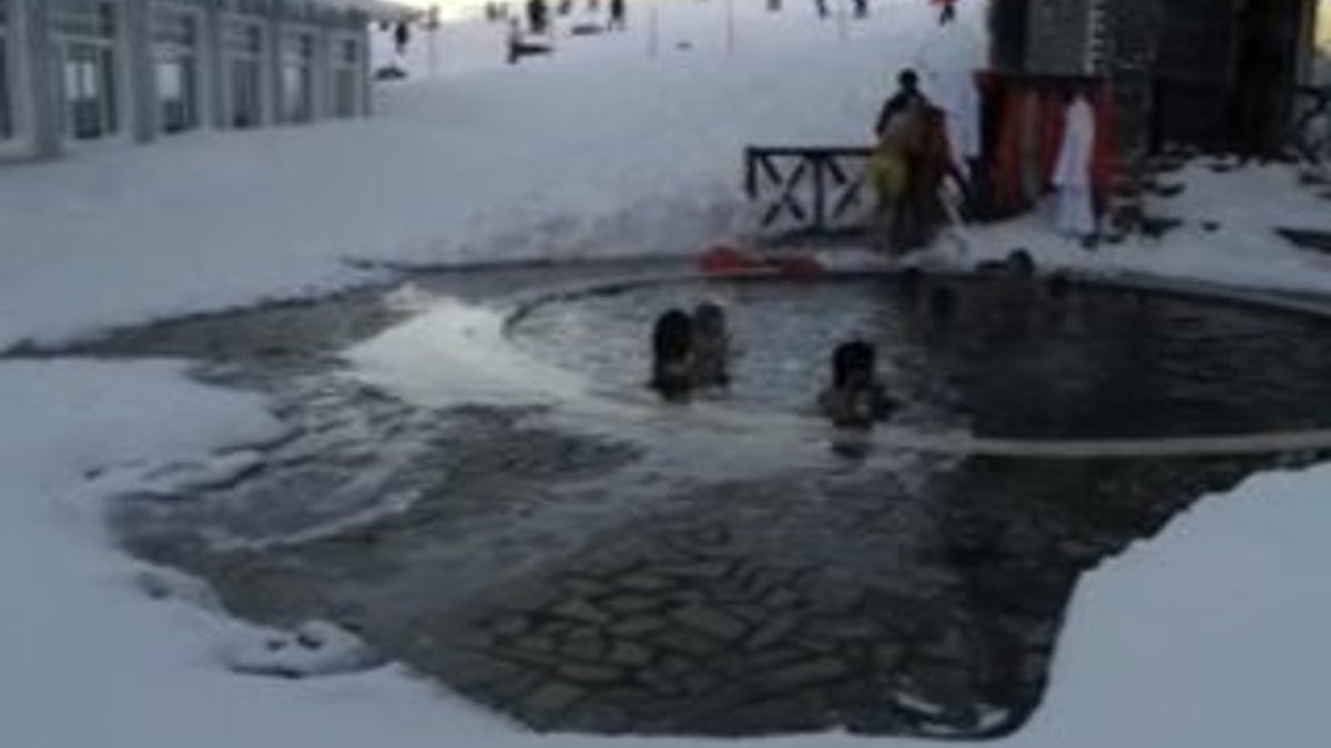 Uludağ'da -15 derecede kayak ve havuz keyfi
