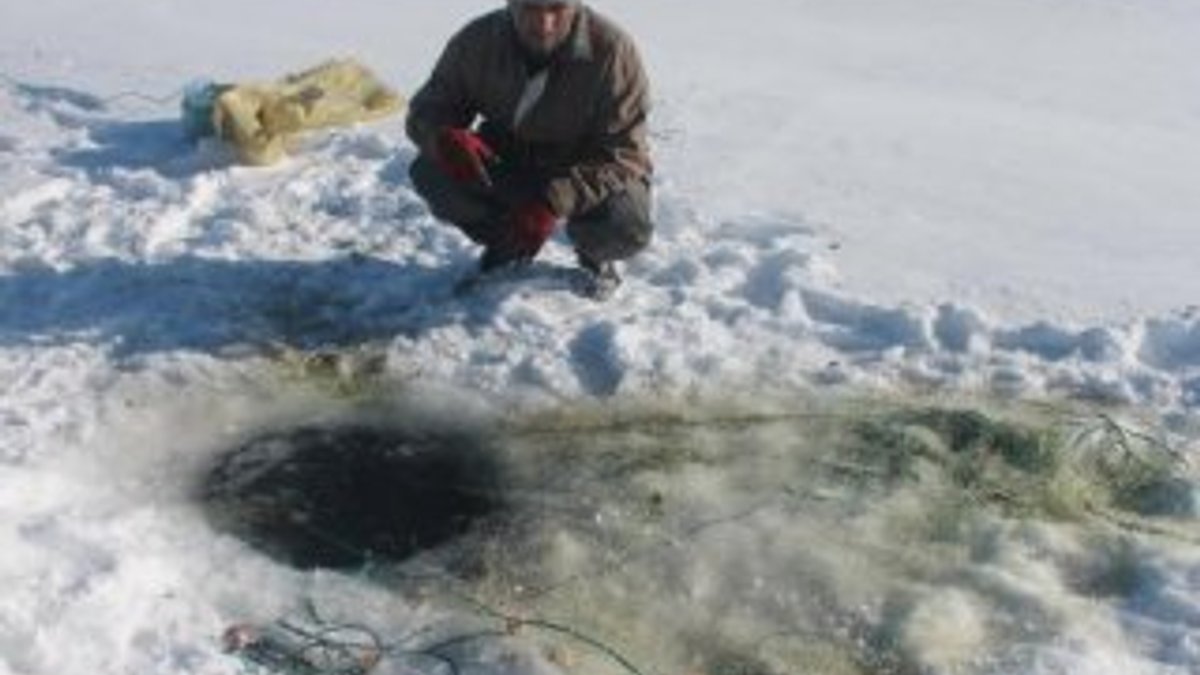 Ardahan'da Eskimo usulü ile balık avlıyorlar