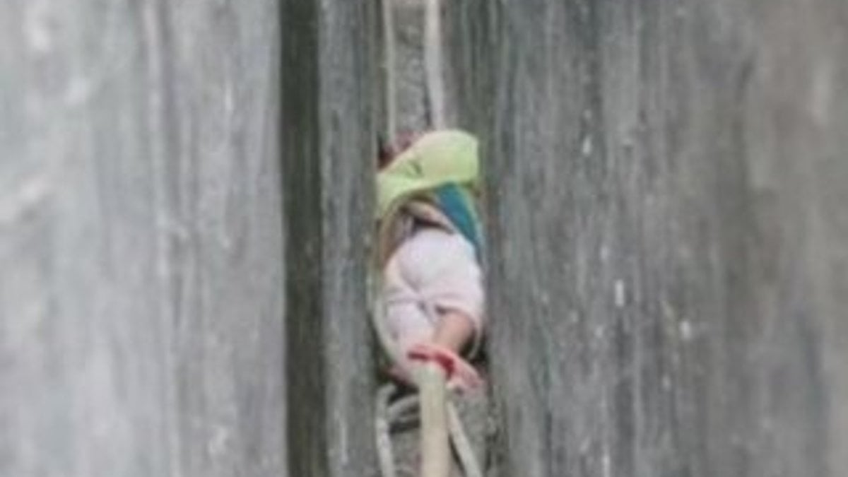 Çin'de iki duvarın arasına sıkışan çocuk kurtarıldı