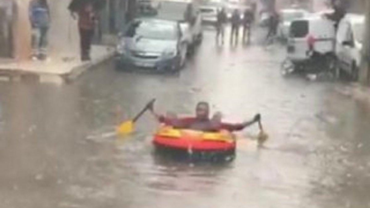 İzmir'de sağanak yağış: Lastik botla sokakta gezdi