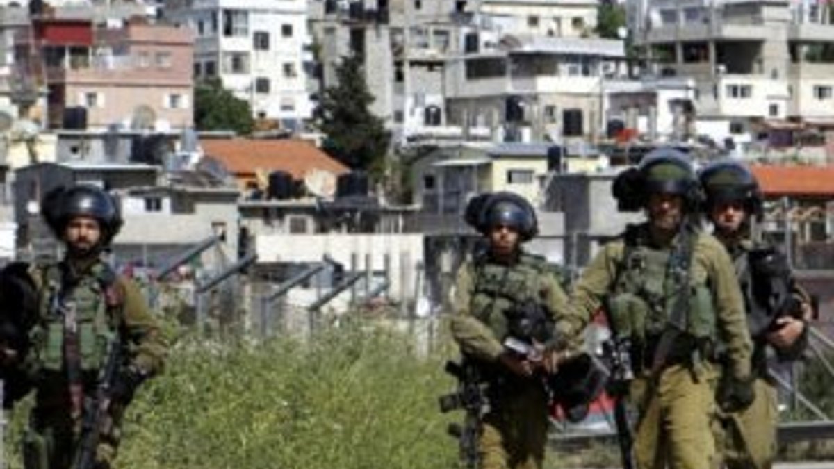 İsrail askerleri Batı Şeria'da dükkanları bastı
