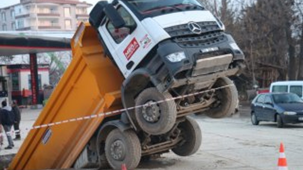 Hafriyat kamyonu çukura düştü