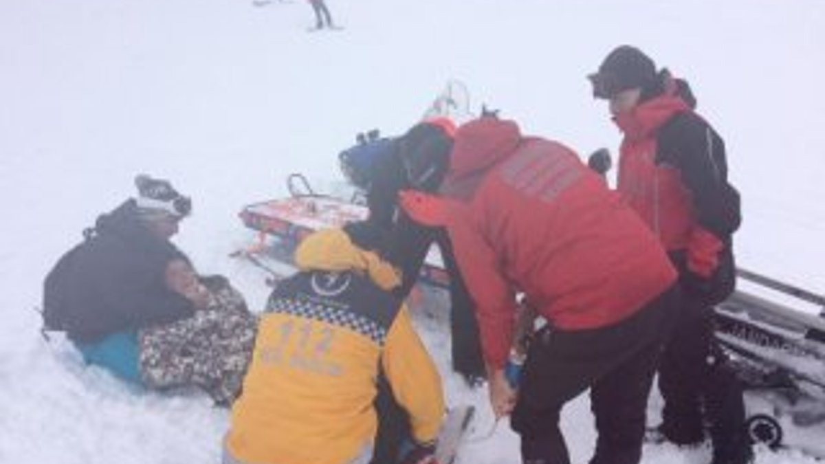 Uludağ'da yaralanan acemi kayakçıları jandarma kurtardı