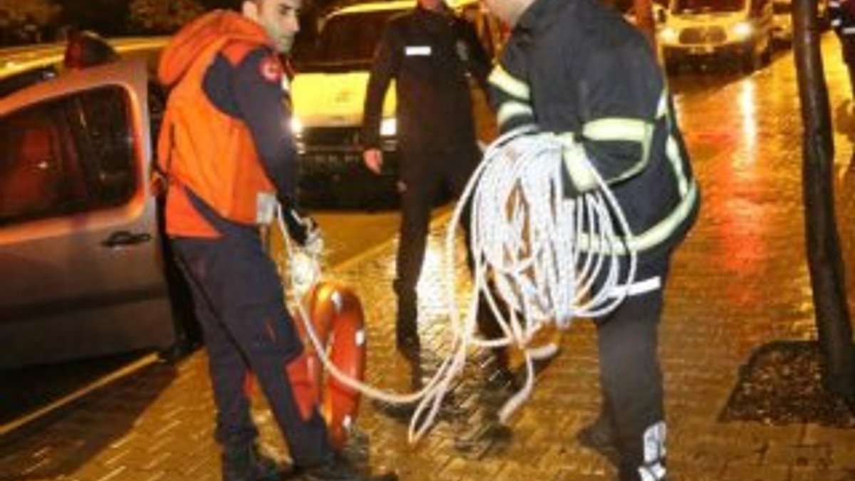 Adana'da kaza sonrası kanala düşen sürücü yardım bekledi