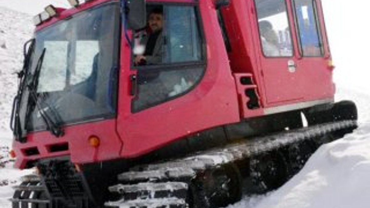 Erzurum’da öğrenciler okula kar üstü araçlarla gidiyor