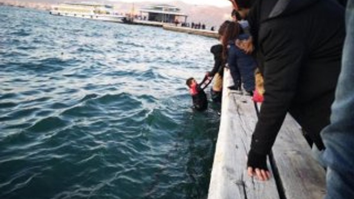 Denize düşen kişiyi, suya atlayan polisler kurtardı