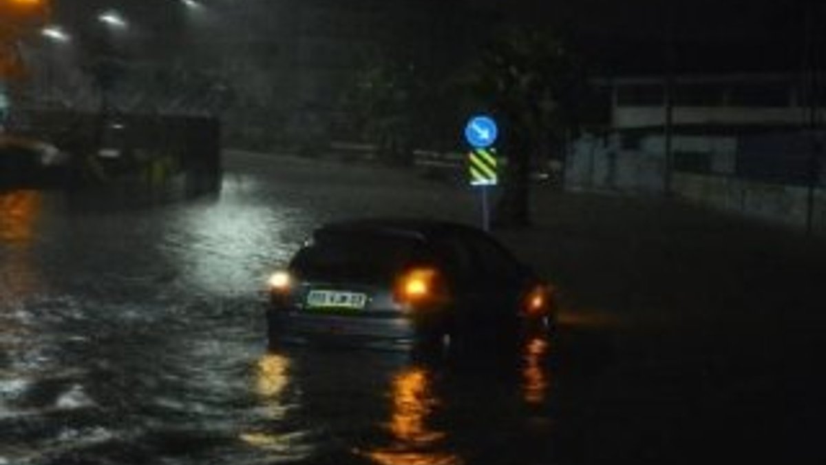 Adana'da evleri su bastı, araçlar yolda kaldı