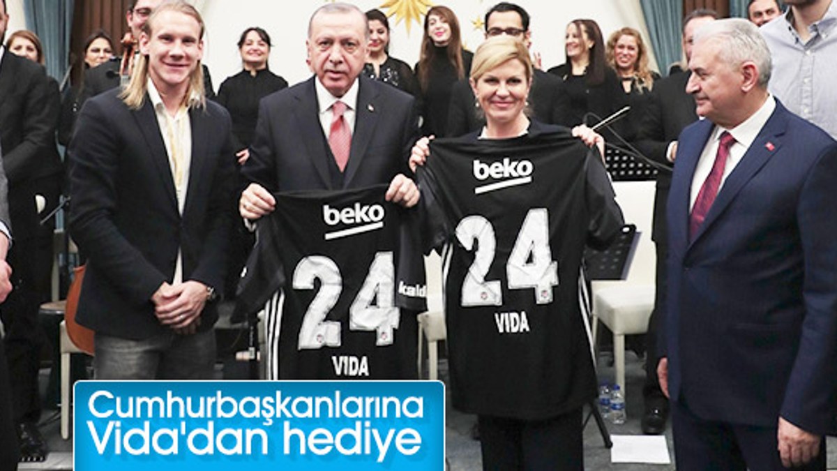 Beşiktaşlı Vida'dan Cumhurbaşkanlarına forma hediyesi