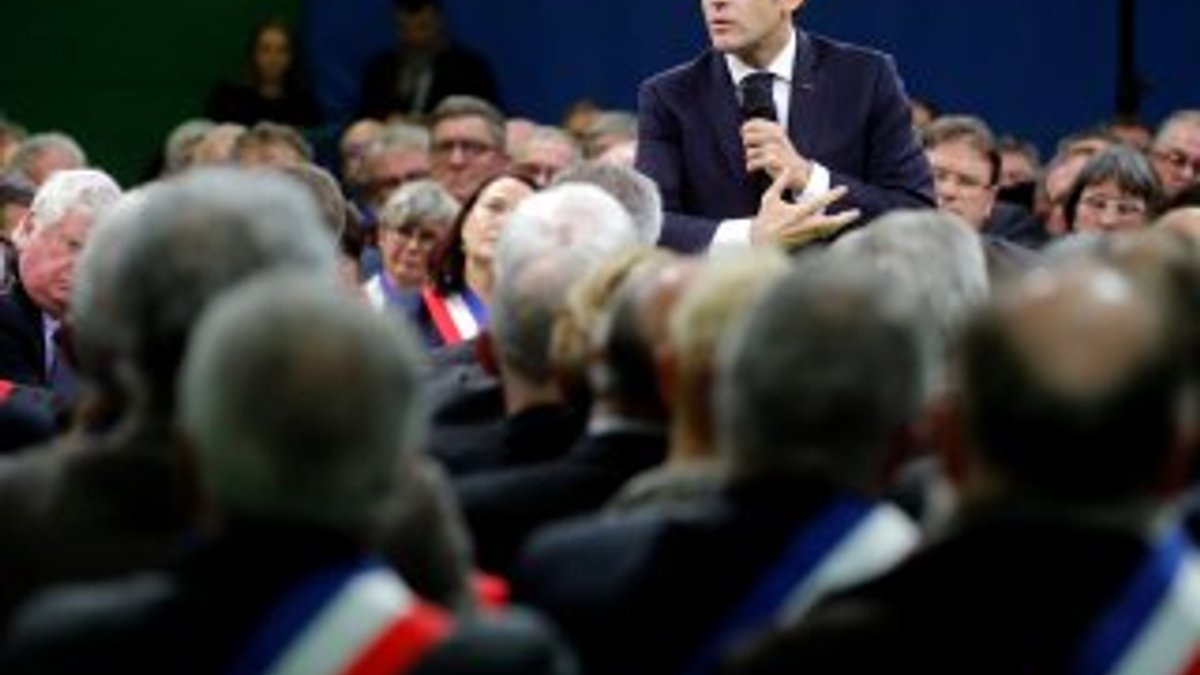 Fransa Cumhurbaşkanı Macron Fransa'da ikna turunda